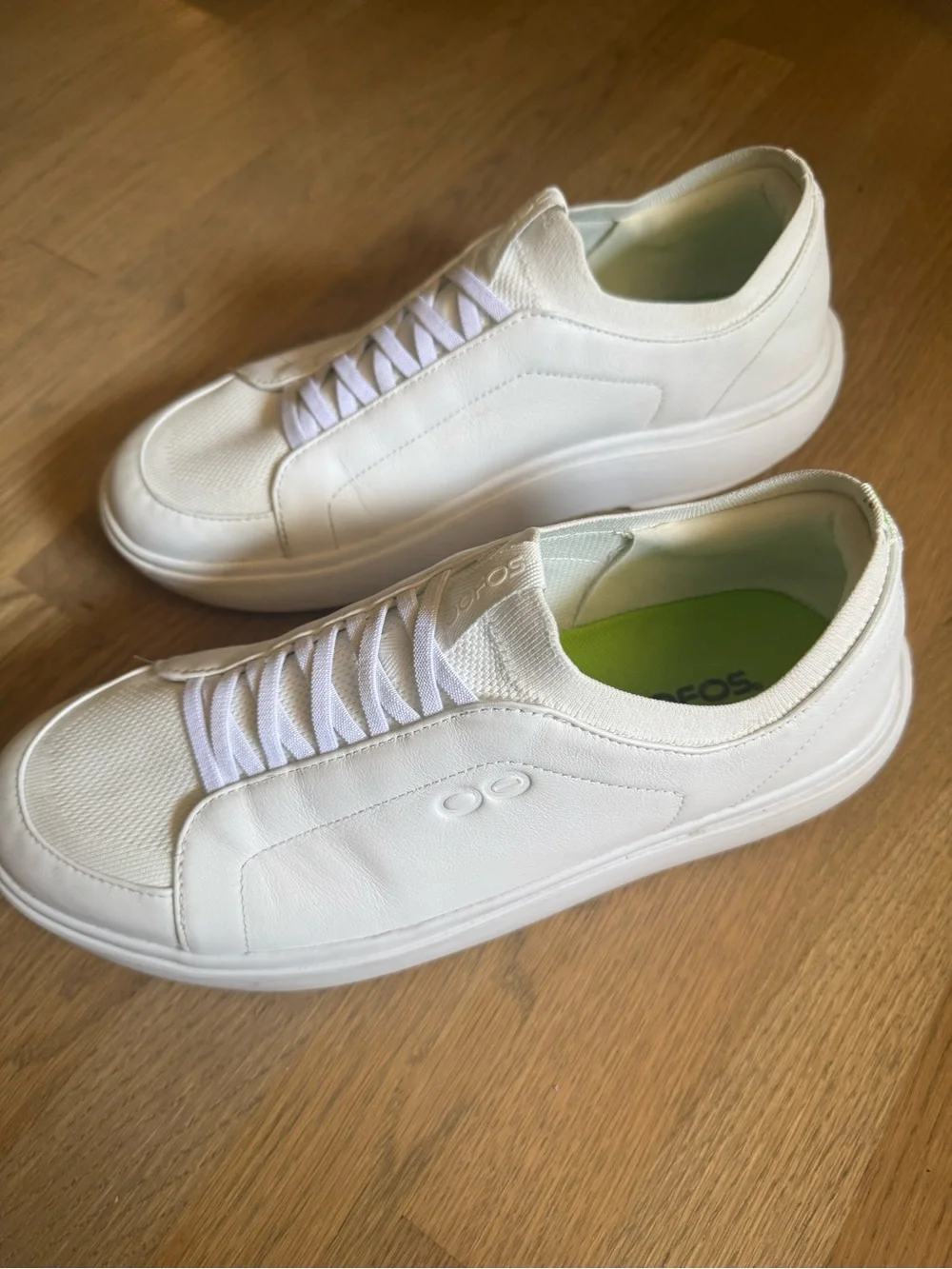 OOFOS Club Plus Like New White Men's slip on Leather Sneakers